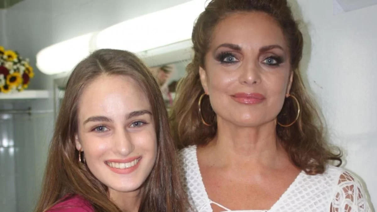 Χαμογελαστές και αγαπημένες - Η φωτογραφία της Άντζελας Γκερέκου με την κόρη της, Μαρία Βοσκοπούλου στο οικογενειακό ρεβεγιόν