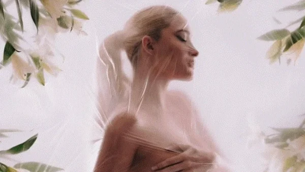 Η πρώτη φωτογραφια της Ιωάννας Τούνη αγκαλιά με τον νεογέννητο γιο της μέσα απο το δωμάτιο του μαιευτηρίου