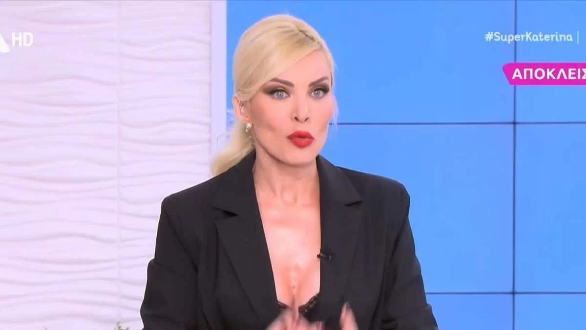 Αδιανόητο περιστατικό στο αέρα του «Super Κατερίνα» - Η Καινούργιου πέταξε τις γόβες της και έβαλε παντόφλες στο πλατό