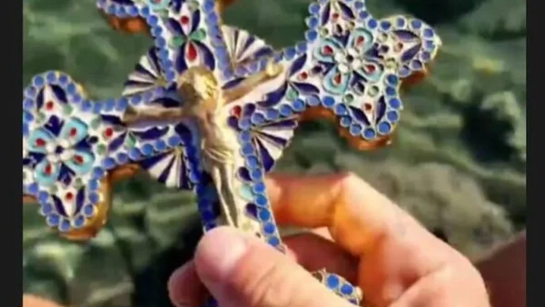 Θεοφάνεια: Βουτάει στα παγωμένα νερά από 12 χρονών - Πασίγνωστο μοντέλο έπιασε τον σταυρό