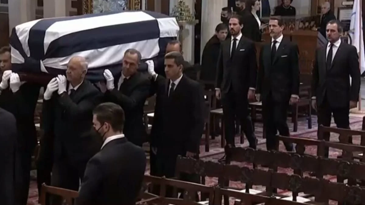 Κηδεία τέως βασιλιά Κωνσταντίνου: Έφτασε στη Μητρόπολη η σορός του - Καταχειροκροτήθηκε από τον κόσμο