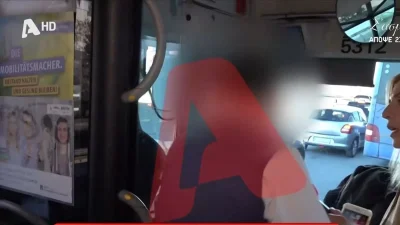 Οδηγός λεωφορείου καταγγέλλεται ότι επέτρεψε σε ανήλικη μαθήτρια να το οδηγήσει - Βίντεο ντοκουμέντο