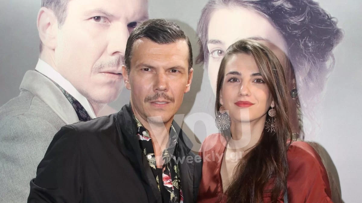 Τον κοιτάει και "λιώνει" - Τα τρυφερά τετ α τετ της Αναστασίας Παντούση με τον Ιωάννη Παπαζήση σε σπάνια έξοδό τους