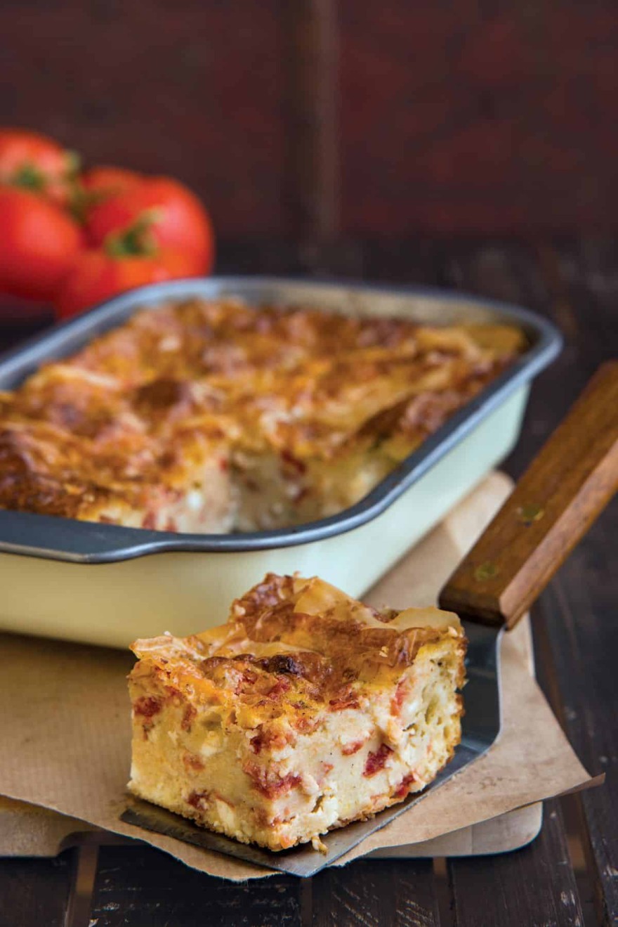 Λαχταριστή πατσαβουρόπιτα της γιαγιάς με τυριά και ντομάτα