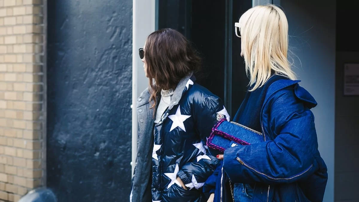 Χουχουλιάρικες και σικάτες ταυτόχρονα: Αύτη είναι η απόλυτη τάση στις τσάντες για το 2023