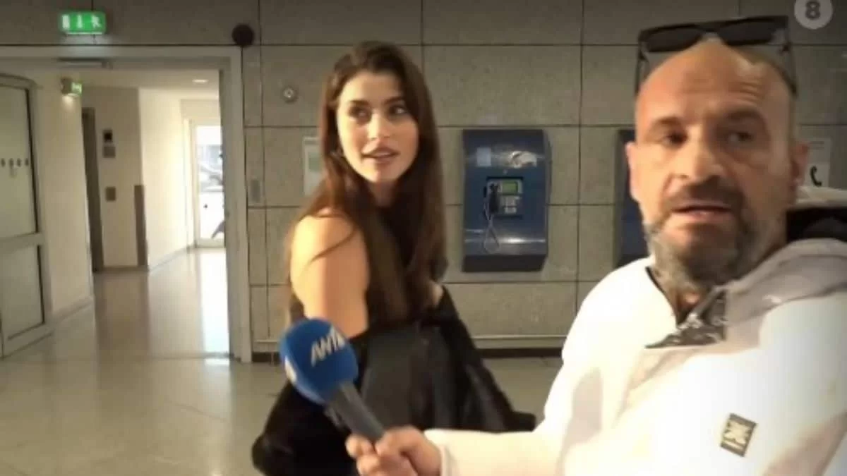 «Ούτε να το σκέφτεσαι!»: Η έντονη ενόχληση του Σαμπάνη στο αεροδρόμιο - Αμήχανη η Σαρρή