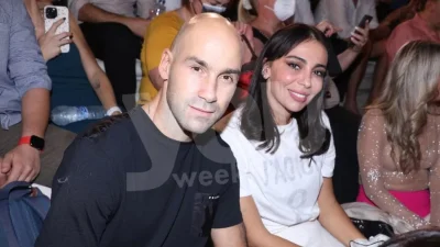 Ντυμένοι όλοι υπερπαραγωγή - Η φωτογραφία της Χοψονίδου με τον Σπανούλη και τα 6 παιδιά τους μπροστά από το χριστουγεννιάτικο δέντρο