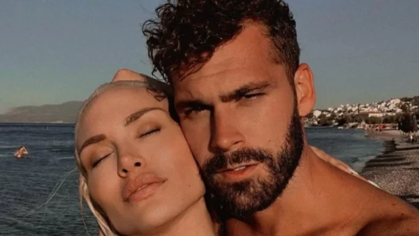 Γέμισε το δωμάτιο με μπαλόνια και της έφερε τούρτα πέντε ορόφων - Η φαντασμαγορική έκπληξη του Στάθη Σχίζα στην Αλεξάνδρα Παναγιώταρου