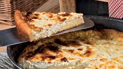 Τραγανή και ζουμερή ταυτόχρονα: Η απόλυτη συνταγή για διπλή τεμπελόπιτα