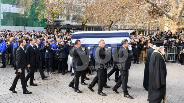 Κηδεία Τέως Βασιλιά Κωνσταντίνου: Τον αποχαιρέτησαν τραγουδώντας τον Εθνικό Ύμνο - Ανατριχιάζουν τα στιγμιότυπα από την τελευταία του κατοικία