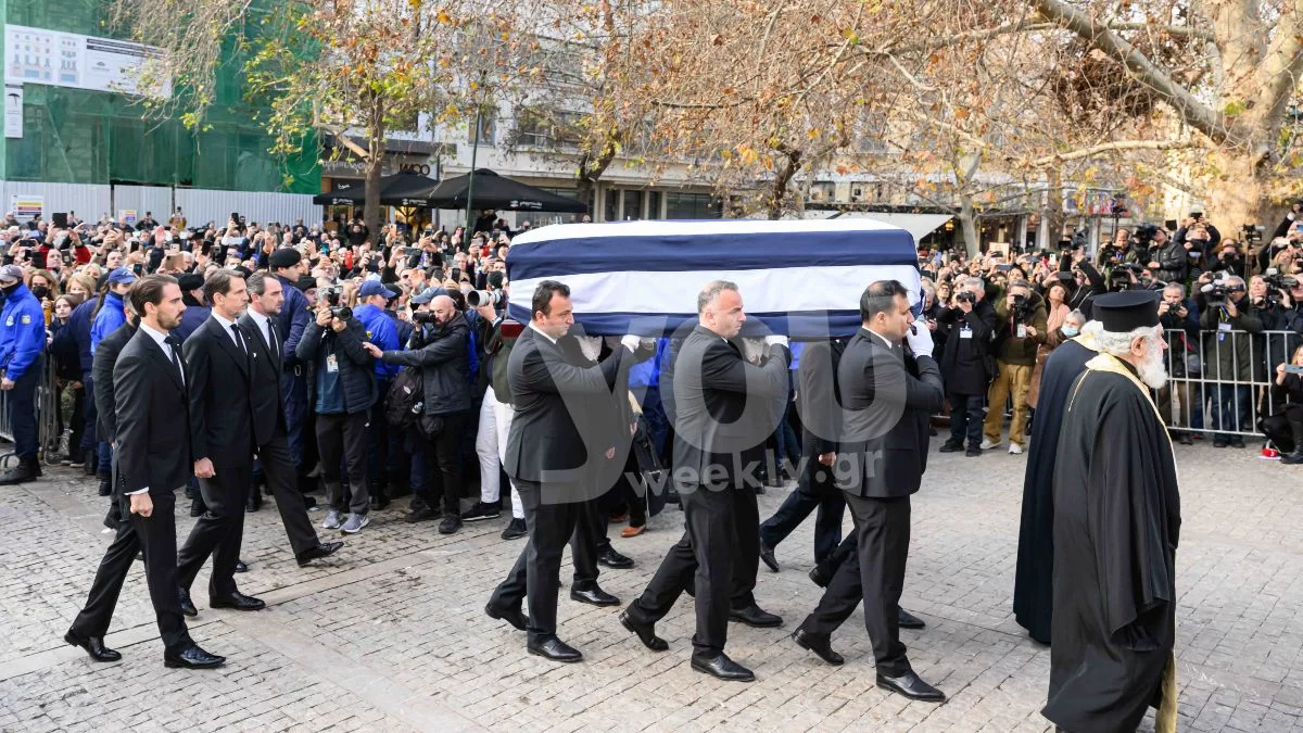 Κηδεία Τέως Βασιλιά Κωνσταντίνου: Τον αποχαιρέτησαν τραγουδώντας τον Εθνικό Ύμνο - Ανατριχιάζουν τα στιγμιότυπα από την τελευταία του κατοικία