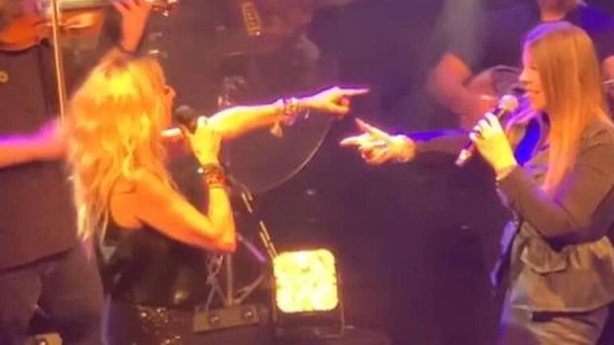 Εκείνες χόρευαν και τραγουδούσαν και εκείνος τις κερνούσε σφηνάκια στην πίστα - Τι συνέβη με την Άννα Βίσση και την Άντζελα Δημητρίου στα μπουζούκια