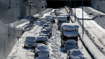Καιρός (12/1): Πέφτουν τα πρώτα χιόνια - Ποιες περιοχές θα "βαφτούν" στα λευκά