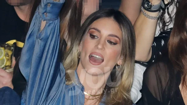 Αθηνά Οικονομάκου: Την κοιτούσαν όλοι στο μαγαζί - Με παντελόνι αξίας 170 ευρώ που δεν θα θες να βγάλεις από πάνω σου