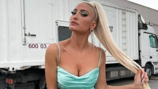 Με μαύρα αποκαλυπτικά εσώρουχα στον καθρέφτη - Το σώμα της Ιωάννας Τούνη 1,5 μήνα μετά τη γέννα της