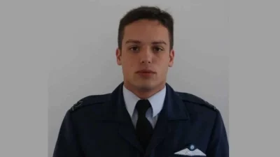 Οργή: Βουλευτής έκανε προεκλογική αφίσα με το πρόσωπό του πάνω στο νεκρό πιλότο της Ανδραβίδας