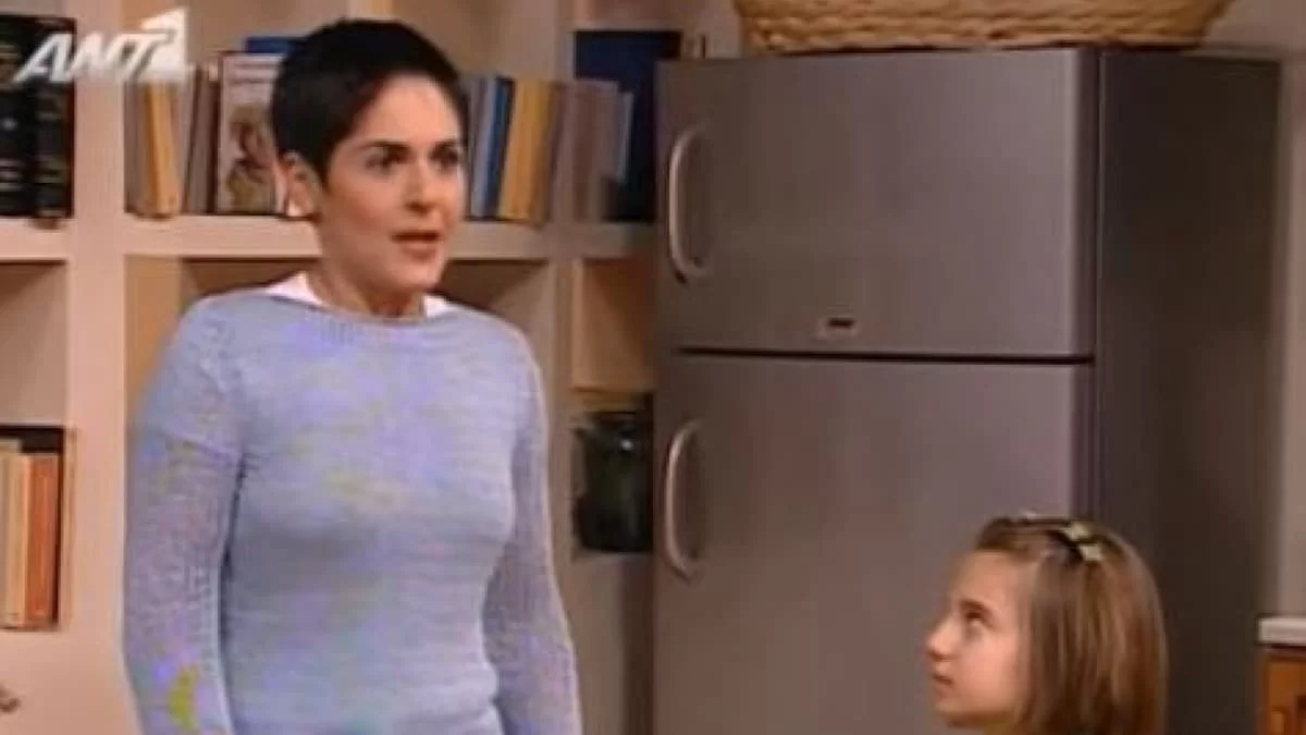 Με μακρύ ξανθό μαλλί και μια κόρη στην εφηβεία - Αγνώριστη η Αφροδίτη 20 χρόνια μετά το Άκρως Οικογενειακόν