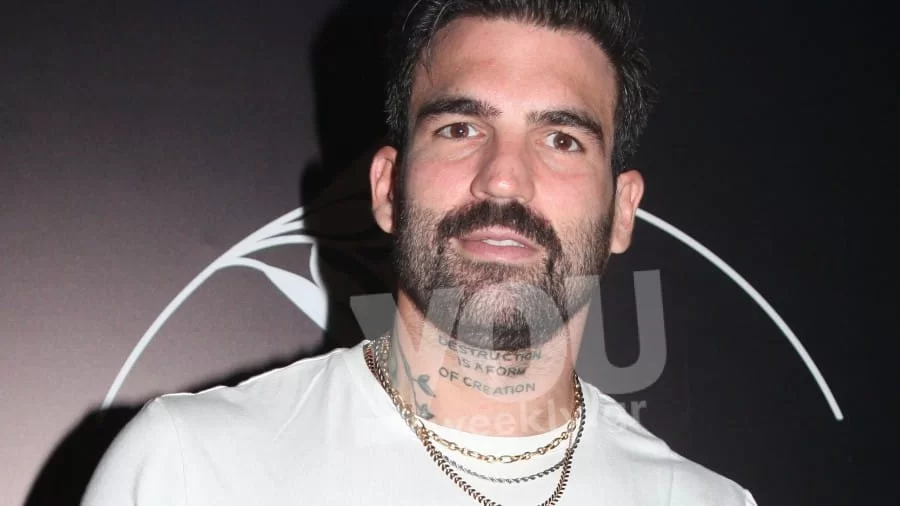 Δεν τον αφήνει από την αγκαλιά του - Η στιγμή που Αλεξάνδρου κοιμίζει το νεογέννητο γιο του