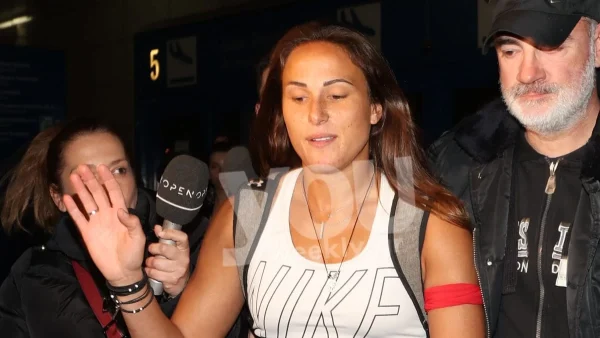 Survivor all star: Κατάμαυρη με κοντό τοπάκι - Έφτασε αμίλητη και βιαστική η Ασημίνα Χατζηανδρέου στην Ελλάδα