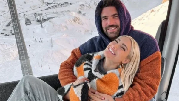 Έκαναν το σπίτι τους να μοιάζει με σαλέ σε ορεινό χωριό - Αγκαλιά στο τζακούζι με φόντο το χιονισμένο τοπίο ο Αλεξάνδρου και η Τούνη