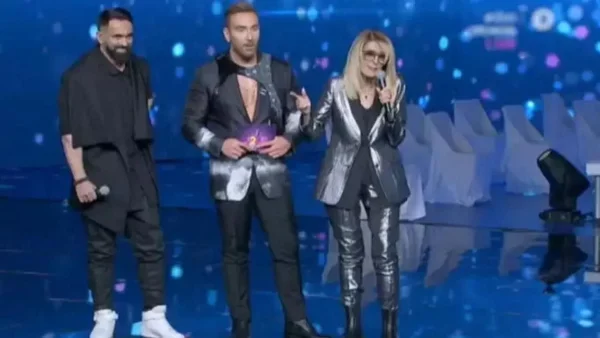 J2US: «Ντροπή σου! Με βλέπεις που...» - Η αποκρουστική "καλησπέρα" της Εύης Δρούτσα στους κριτές