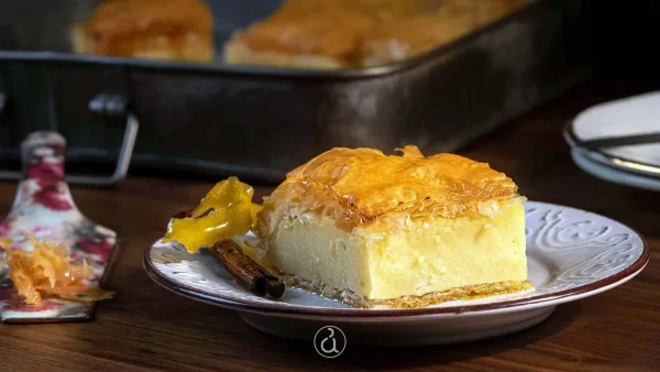 Παραδοσιακό γαλακτομπούρεκο με αυγά και μπόλικη κανέλα