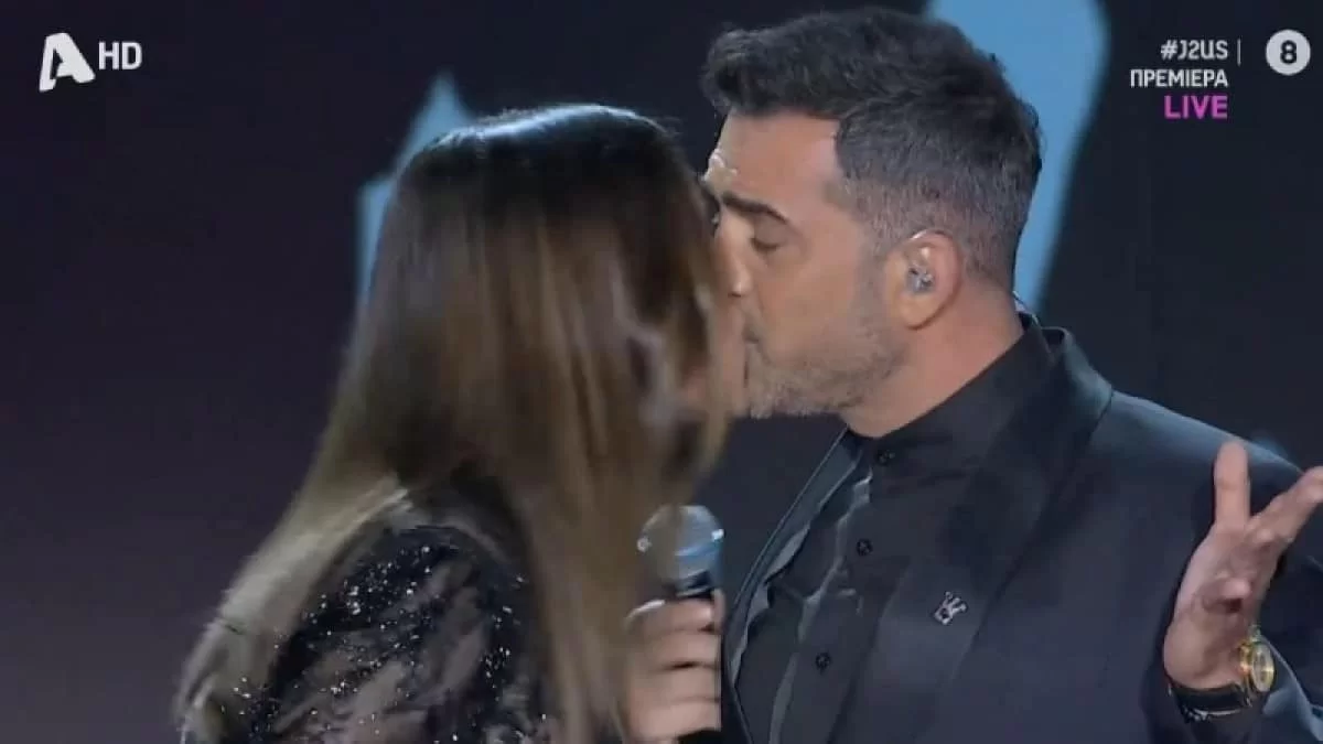 J2US: «Να το κάνουμε...» - Η αφοπλιστική απάντηση του Κωνσταντινίδη στην κάμερα του ALPHA μετά το φιλί με τη Γιαγκούση