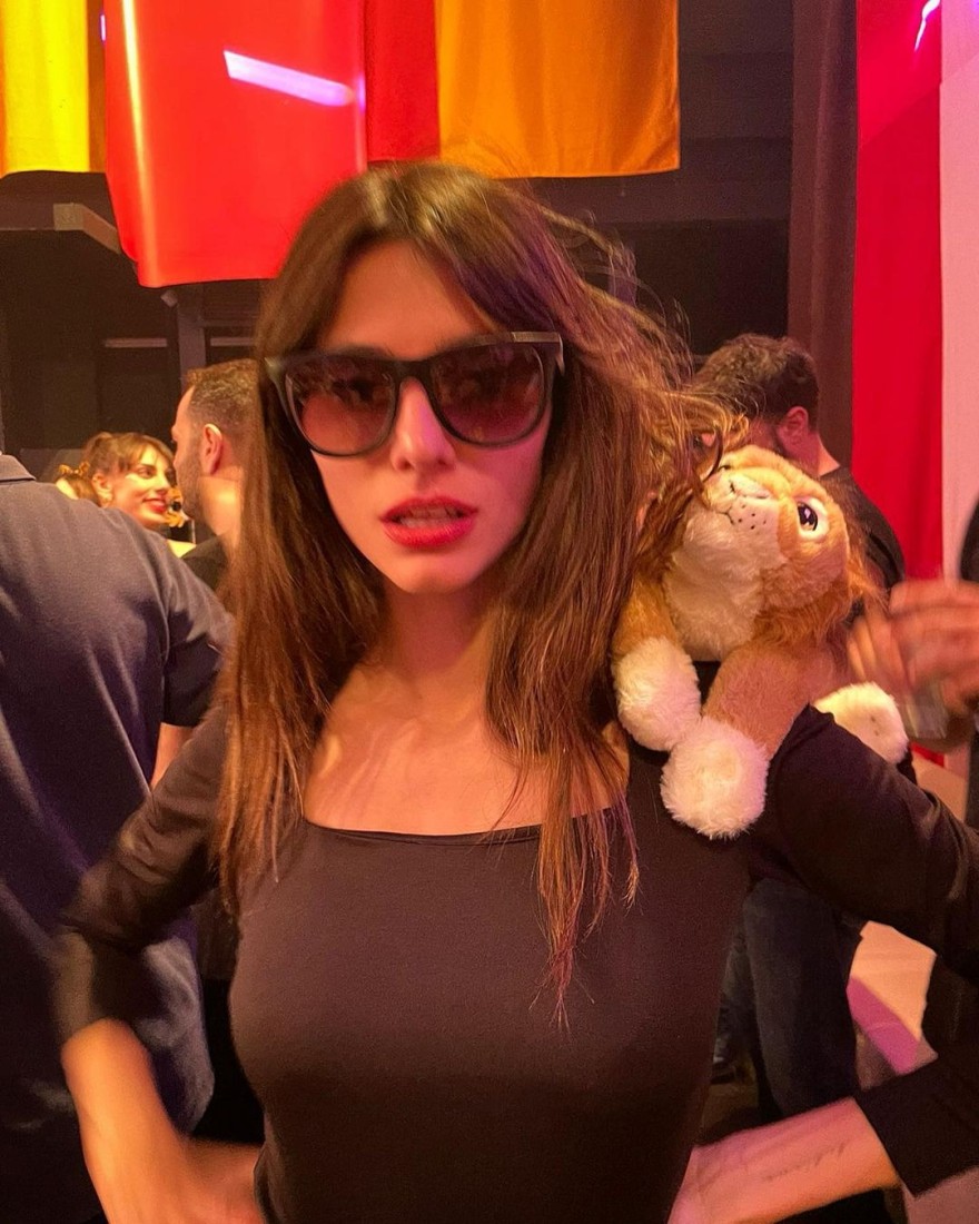 Καρναβάλι της Πάτρας 2023: Ημιλιπόθημη μετά από αλκοόλ και ξέφρενο χορό η Ηλιάνα Παπαγεωργίου (Φωτογραφίες)