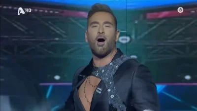 Πάνω σε ντισκομπάλα με ένα μαύρο σμόκιν - Η επική έναρξη του J2US με τον Νίκο Κοκλώνη