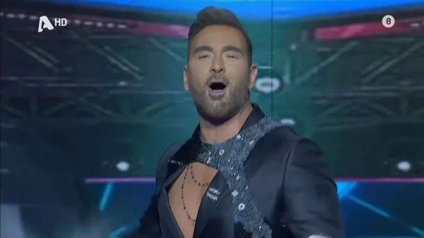 Πάνω σε ντισκομπάλα με ένα μαύρο σμόκιν - Η επική έναρξη του J2US με τον Νίκο Κοκλώνη