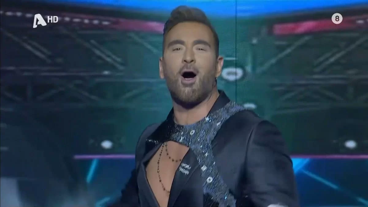 Πάνω σε ντισκομπάλα με ένα μαύρο σμόκιν - Η επική έναρξη του J2US με τον Νίκο Κοκλώνη