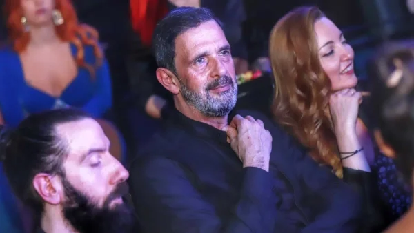 Λεωνίδας Κακούρης: Σε σπάνια νυχτερινή έξοδο με συμπρωταγωνιστές από το «Μαύρο Ρόδο»
