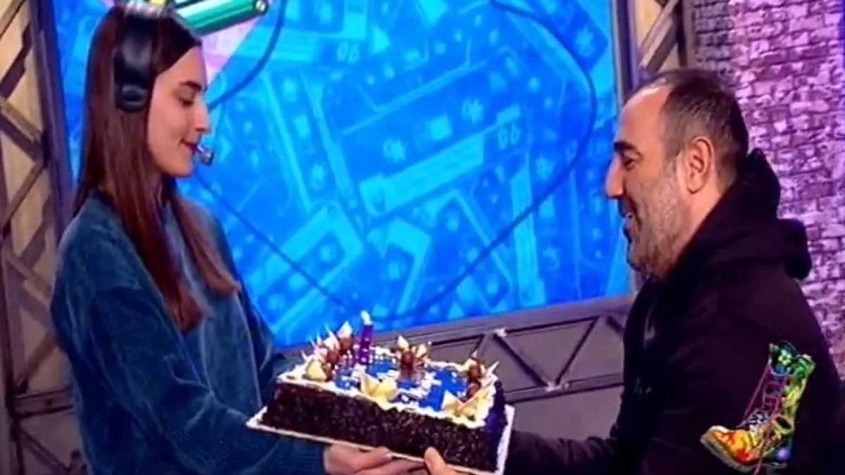 Γενέθλια για τον Αντώνη Κανάκη: «54 γίναμε...» - Η έκπληξη στο πλατό του Ράδιο Αρβύλα