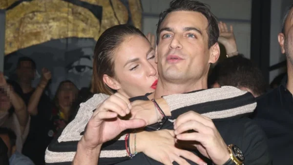 Στον Πόρο Κατερίνα Δαλάκα και Δημήτρης Φιντιρίκος - Η φωτογραφία με το τρυφερό φιλί στο στόμα