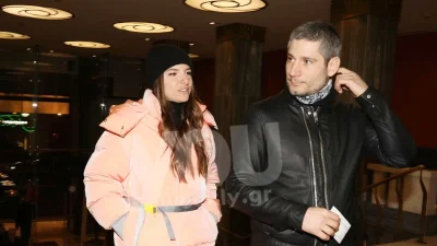 Άφησαν για λίγο το γιο τους - Σπάνια βραδινή έξοδος της Εριέτας Κούρκουλου στο πλευρό του συζύγου της