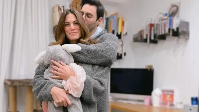 Δεν ξεκολλάει από την αγκαλιά της - Στιγμές ευτυχίας για την Μαίρη Συνατσάκη και την μικρή της κόρη