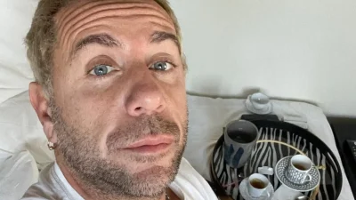 Σπάνια τους βλέπουμε μαζί: Στο πλευρό του Γιώργου Μαζωνάκη οι γονείς του - Το βίντεο που κάνει τον γύρο του διαδικτύου