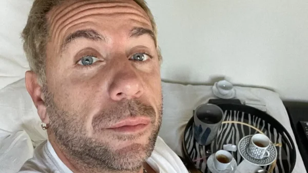 Σπάνια τους βλέπουμε μαζί: Στο πλευρό του Γιώργου Μαζωνάκη οι γονείς του - Το βίντεο που κάνει τον γύρο του διαδικτύου