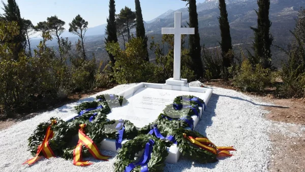 Τέως Βασιλιάς Κωνσταντίνος: Διέρρευσαν φωτογραφίες από το τρισάγιο στο Τατόι - Τι αναγράφεται στο μνήμα του