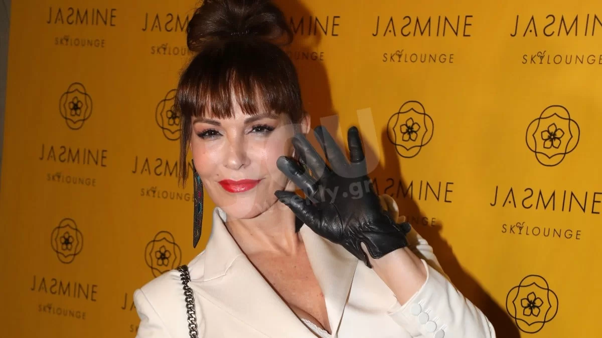 Με μαύρη βελούδινη ρόμπα και γούνινες παντόφλες - Τι φόρεσε η Νατάσα Καλογρίδη για να πάει στο περίπτερο