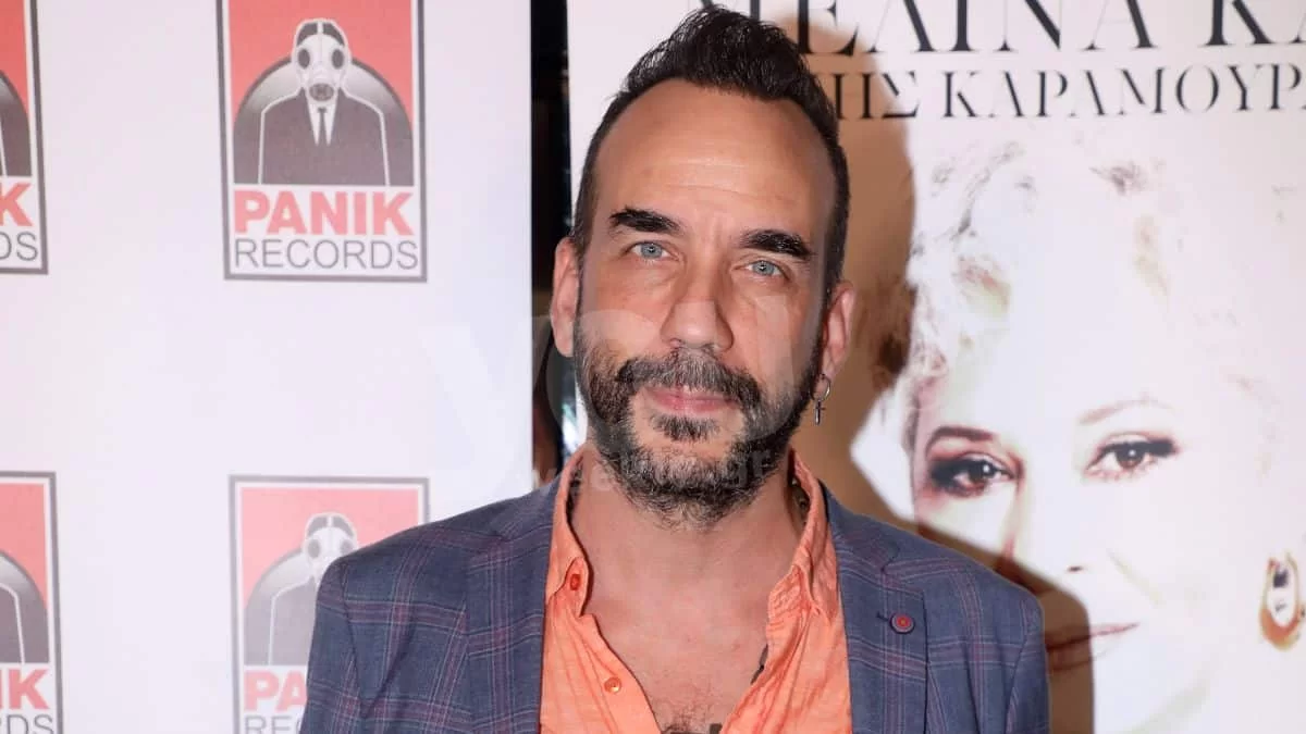 Με φόρμες και τα γυαλιά μυωπίας του λίγες ώρες πριν το Live - Φωτογραφίες με τον Πάνο Μουζουράκη στον πλατό του The Voice