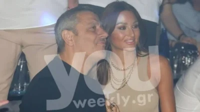 Με τζαμαρία σε όλο τον τοίχο, τζάκι τεραστίων διαστάσεων και καταπράσινο κήπο - Βγαλμένο από περιοδικό το σπίτι της Παναγιωτακοπούλου & του Πηλαδάκη στη Γλυφάδα