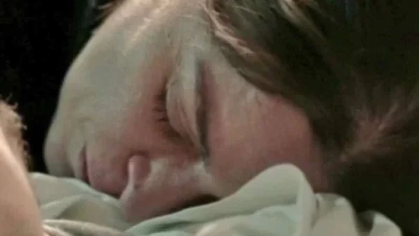 Σασμός: «Μείνε δίπλα μου, μην παραιτείσαι» - Η συγκινητική σκηνή που ο Αντώνης γεμάτος αίματα ξεψυχάει στα χέρια της Μαρίνας