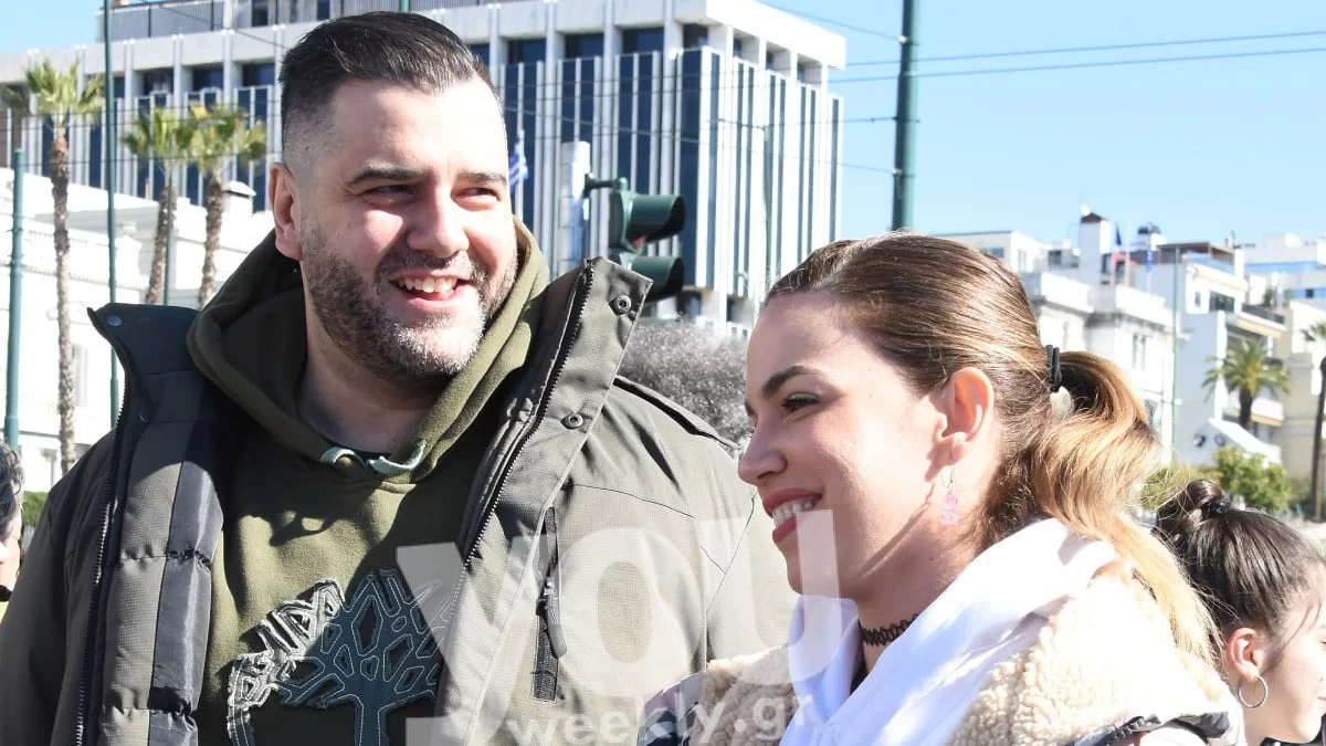 Κατέβηκαν στην πορεία με το καρότσι - Η απίστευτη εμφάνιση της Στικούδη με το Σερίφη & το γιο τους στη διαμαρτυρία των ηθοποιών