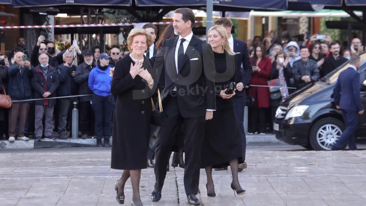 Τέως Βασιλιάς Κωνσταντίνος: Σύσσωμοι στη Μητρόπολη για το μνημόσυνο - Με σκυφτό κεφάλι η κόρη του Παύλου