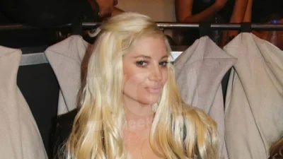 Στο κρεβάτι του νοσοκομείου με γυαλιά ηλίου και το μωρό της - Γέννησε η Τζούλια Αλεξανδράτου