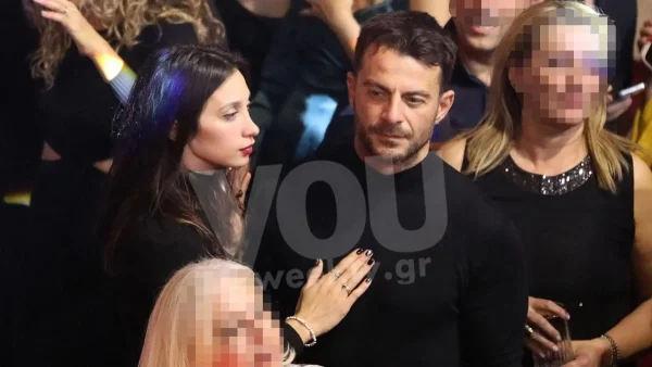 Της κράταγε το χέρι & της ψιθύριζε στο αυτί - Τα τρυφερά τετ α τετ Αγγελόπουλου και Βαμβακούση στα μπουζούκια