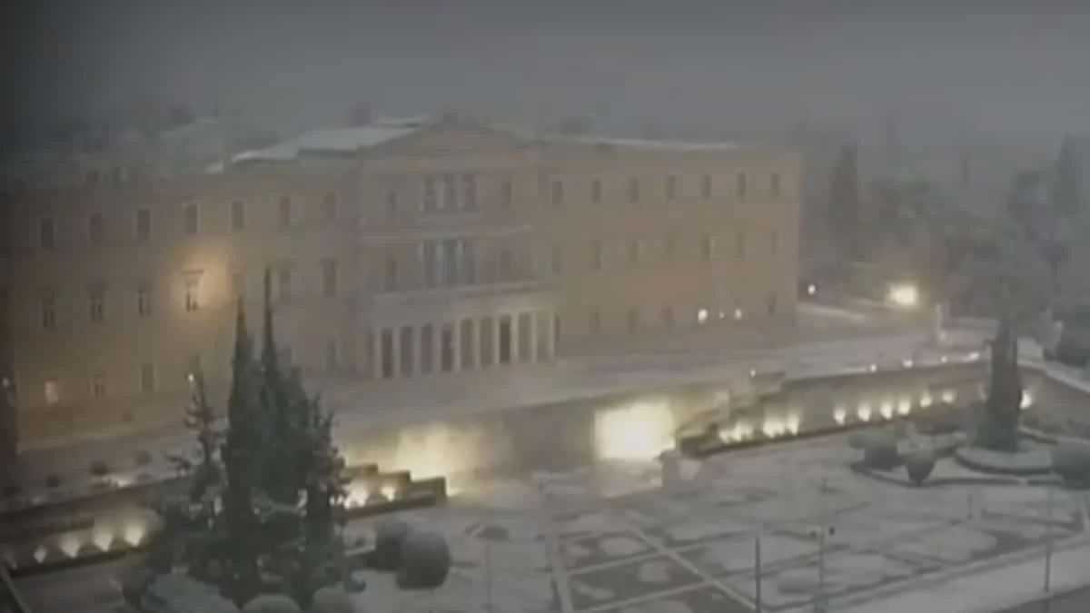 Στα λευκά η Βουλή - Μαγευτικές εικόνες από το χιονισμένο Σύνταγμα