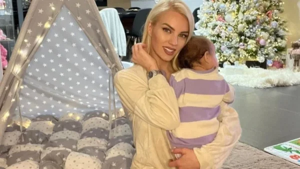 Σαν δυο σταγόνες νερό - Το νέο τρυφερό βίντεο της Τζούλια Νόβα με την κορούλα της