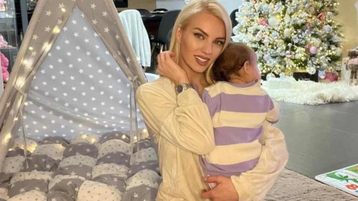 Σαν δυο σταγόνες νερό - Το νέο τρυφερό βίντεο της Τζούλια Νόβα με την κορούλα της